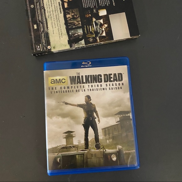 The Walking Dead Season 3 Blu-Ray Set - Picture 6 of 6